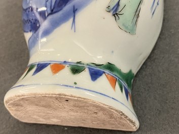 Un vase murale en porcelaine de Chine wucai, &eacute;poque Transition